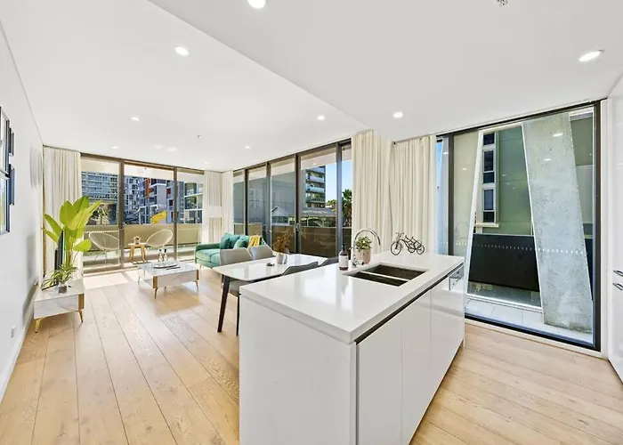 Stunning 2 Bedroom Apt At Waterloo