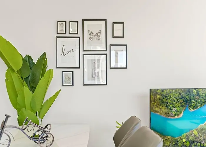 Stunning 2 Bedroom Apt At Waterloo